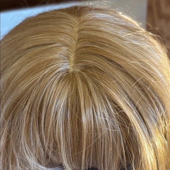Blonde synthetic wig 28 inch - Picture 2 of 11